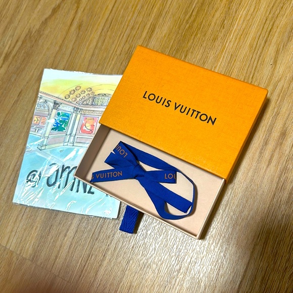 Louis Vuitton Gift Box and LV Ribbon - Picture 5 of 6